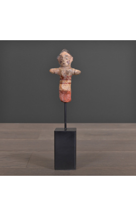 Примитивная борнейская кукла из глины на металлической подставке