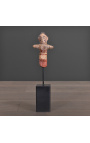 Примитивная борнейская кукла из глины на металлической подставке