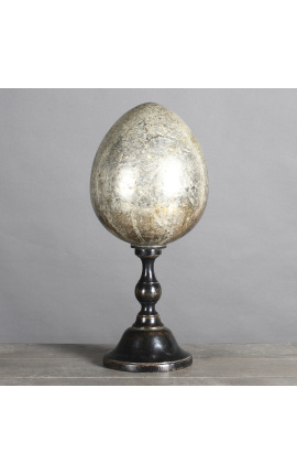 Большое серебряное яйцо из выдувного стекла на черном резном деревянном основании