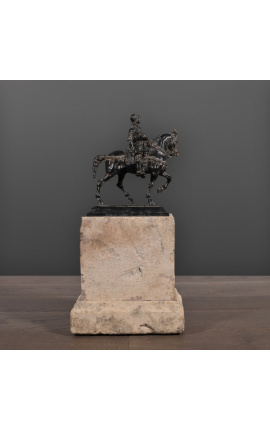 Escultura de un jinete florentino sobre un soporte de piedra arenisca