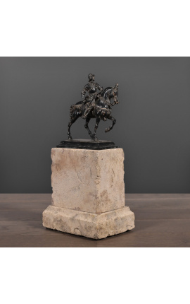 Scultura di cavaliere fiorentino su supporto in arenaria