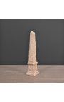 Obelisc tallat en gres de 40 cm mida M