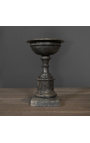 Copa montada sobre un pedestal de mármol negro del siglo XVIII