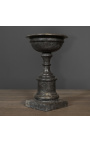 Copa muntada sobre un pedestal de marbre negre del segle XVIII