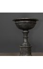 Cupă montată pe un piedestal de marmură neagră din secolul al XVIII-lea