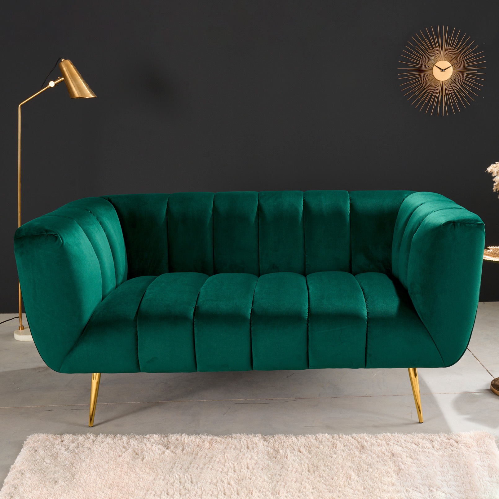 til eksil span frakobling Leto 2-personers sofa i smaragdgrøn fløjl med gyldne fødder