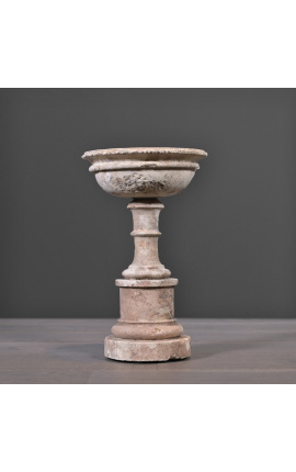 Copa de gres muntada sobre un pedestal del segle XVIII
