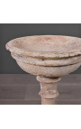 Copa de arenisca montada sobre un pedestal del siglo XVIII