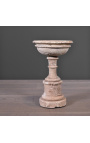 Copa de arenisca montada sobre un pedestal del siglo XVIII