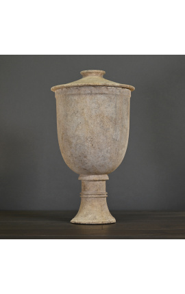 Gran urna al estilo de la antigua Grecia hecha de piedra arenisca