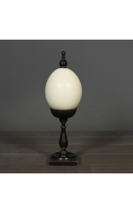 Huevo de avestruz sobre balaustre de madera con base cuadrada