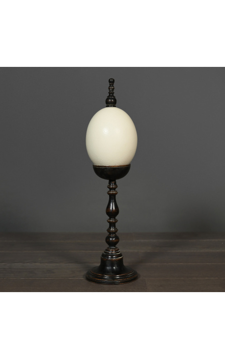 Uovo di struzzo su grande balaustra in legno con base rotonda