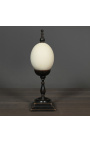 Huevo de avestruz sobre balaustre grande de madera con base cuadrada