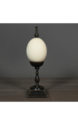 Uovo di struzzo su grande balaustra in legno con base quadrata