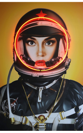 Alumiiniumi ja neoniga seinakunst "Kosmose tüdruk" must - 3 suurust võimalik