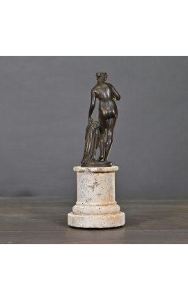 Escultura &quot;Venus a la manzana&quot; sobre la base de arenisca