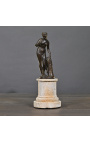 Escultura "Venus a la manzana" sobre la base de arenisca