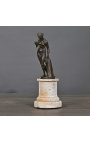 Скулптура "Венера до ябълката" върху пясъчен стълб