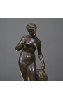 Sculptură "Venus la măr" pe standul de gresie