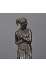 Escultura "Venus en drape" sobre una base de arenisca