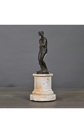 Escultura &quot;Venus en drape&quot; sobre una base de arenisca