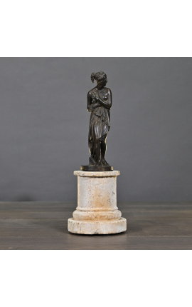 Escultura "Venus en drap" sobre una base de gres