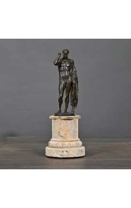 Escultura "César" em uma base de arenito