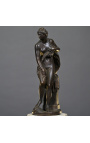 Скулптура "Венера в банята" върху основа от пясъчен камък