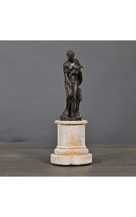 Escultura "Venus al baño" sobre una base de arenisca