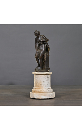 Escultura &quot;Venus al baño&quot; sobre una base de arenisca