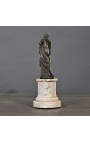 Escultura "Venus al baño" sobre una base de arenisca