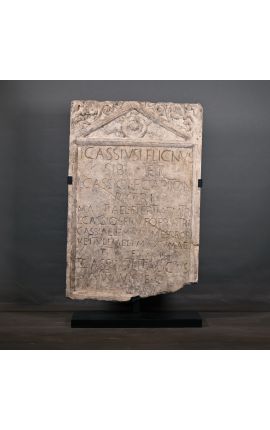 Grote Romeinse stèle in gebeeldhouwde zandsteen