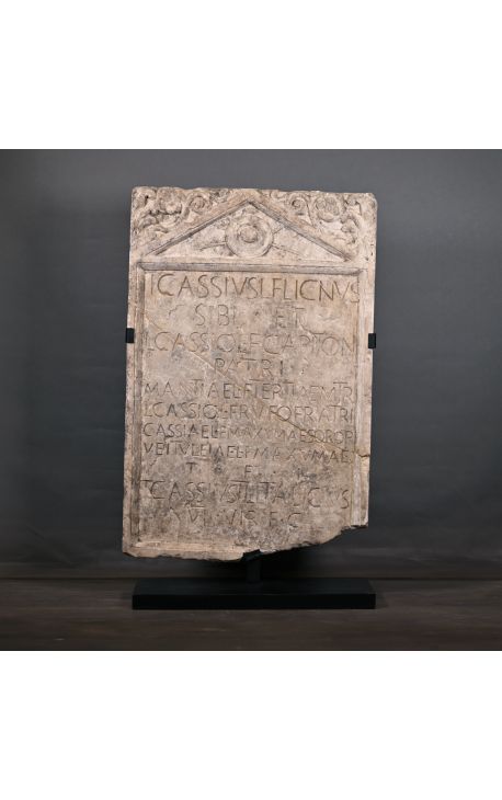 Skulptuursest liivakivist suur Rooma stele