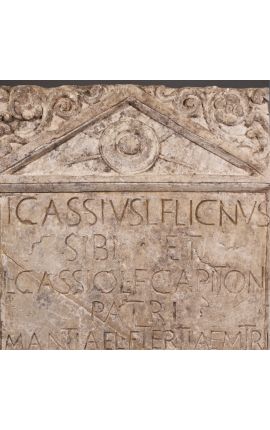 Stor romersk stele i skulpterad sandsten