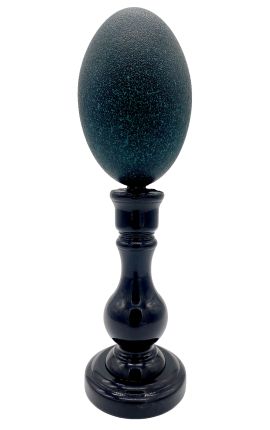 L&#039;ou d&#039;Eu en un estand de fusta negre baluster