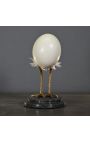 Objet décoratif composé d'un œuf d'autruche sur socle en marbre noir