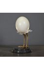 Objet décoratif composé d'un œuf d'autruche sur socle en marbre noir