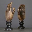 Ensemble de 2 mains articulées sur socle en bois noirci