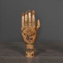 Main articulé tatoué en bois – façon totem « Esotérisme »