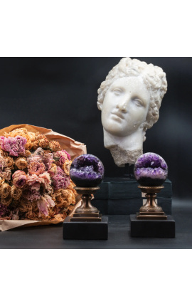 Komplet 2 ametistnih kroglic, predstavljenih na marmornih bazah z medenino