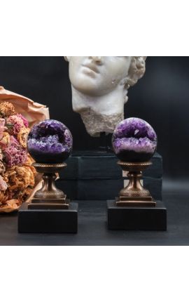 Set of 2 Amethyst spheres presented on marble bases with brass - 2