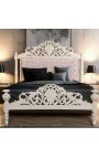 Cama barroca con tejido beige terciopelo y madera lacada beige.