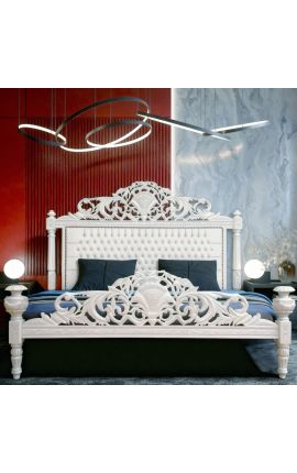Barokni krevet s bijelom umjetničkom djecom i rinestones i sjajnom bijelom drvom