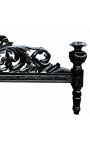 Barockbett mit rotem Samtstoff und schwarz lackiertem Holz.
