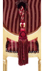 Cadeira estilo Luís XVI com pompom em tecido acetinado Bordeaux e madeira dourada