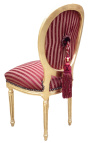Cadeira estilo Luís XVI com pompom em tecido acetinado Bordeaux e madeira dourada