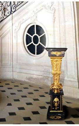 Kvadratinė kolona (apvalkalas) iš juodo marmuro su bronziniu imperijos stiliumi
