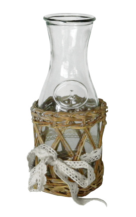 Decanter di vino con vimini e pizzi