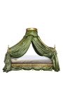 Barokowe łóżko z baldachimem ze złotego drewna i zielonej satynowej tkaniny