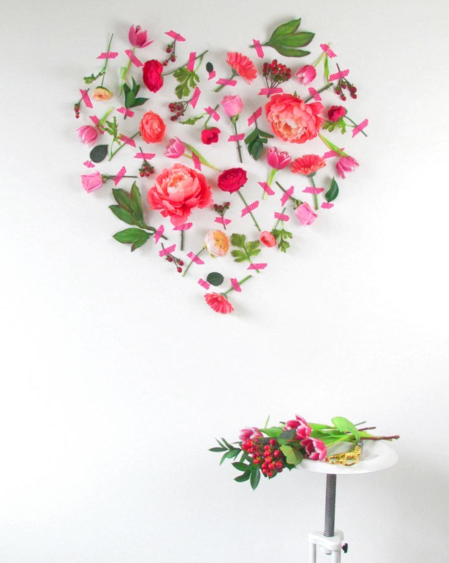 Realization of a wall decoration with flowers, heart-shaped, for Valentine's Day